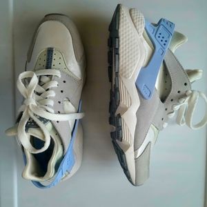 Womens Nike Huaraches Size 8.5